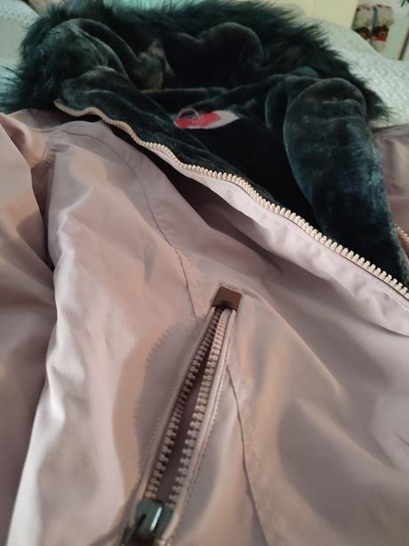 Krásna pudrovo ružová parka, s