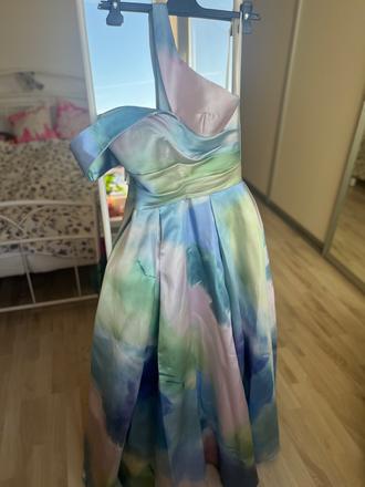 Nove farebne spoločenske večerne šaty, xs