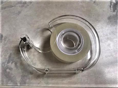 Držiak na lepiacu pásku s orezávačom,