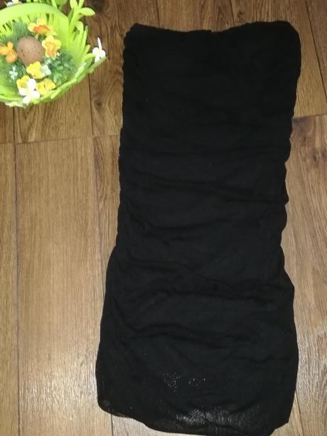 Čierne púzdrové šaty, s