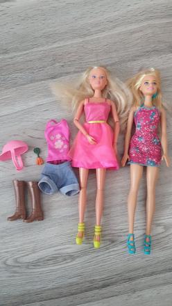 Dve babiky barbie s oblecenim a doplnkami,