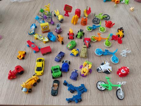 Kinder figurky auticka,