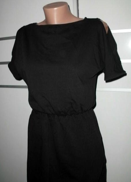 Jednoduché čierne šaty s odhalenými ramenami, 36