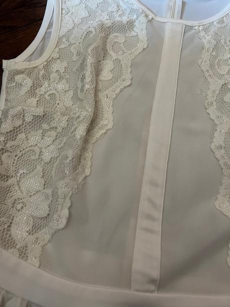 Krásne šaty s čipkou, m