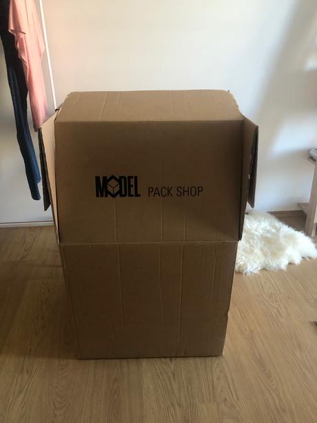 Krabica s vesiakom na saty box na saty, 