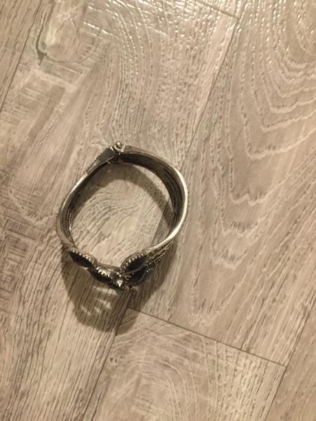 Aftershock náramok,