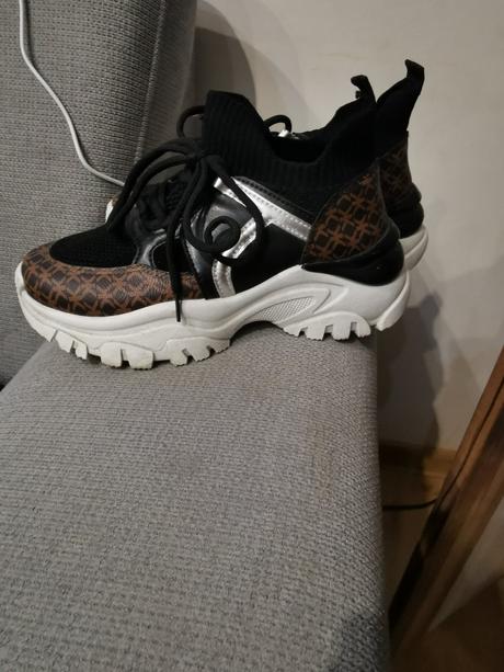 Vyššie tenisky, 37