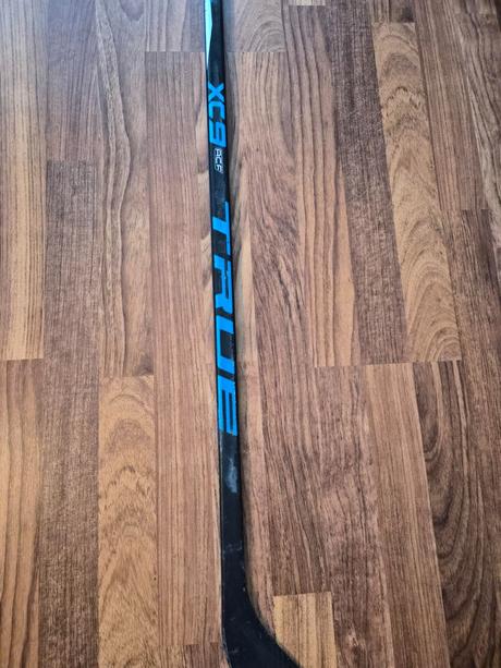 Hokejka true xcore xc9 acf grip junior,
