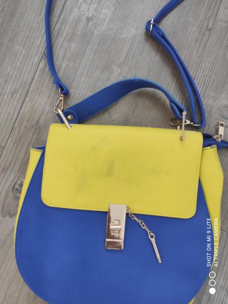 Modro zlta kabelka,