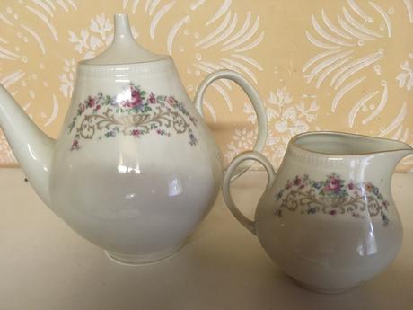 Porcelanovy cajnik a mliecnik značený, 