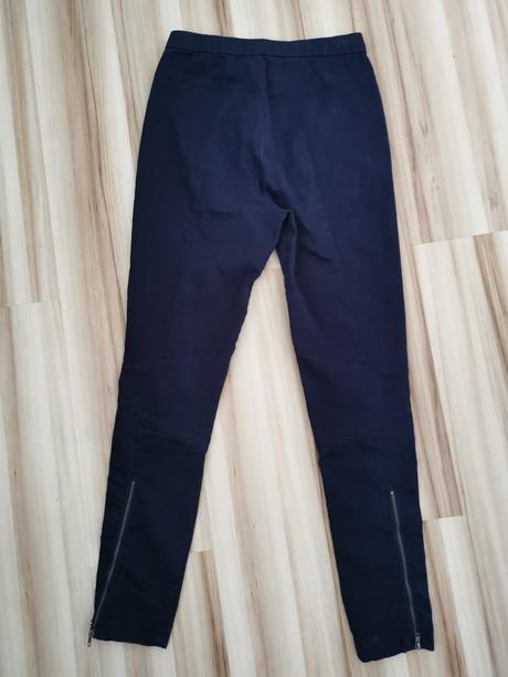 Tmavomodré nohavice, reserved,s