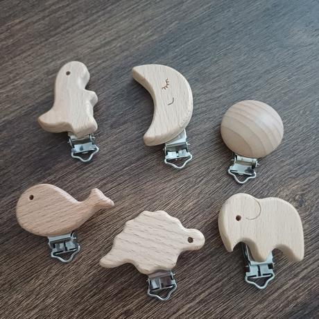Drevené klipy na retiazku na cumlík - rôzne, 