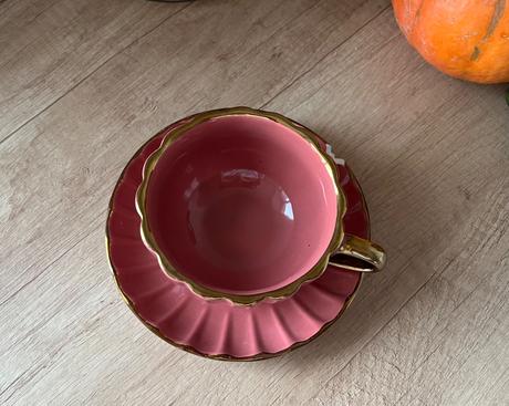 Ružovofialová keramická šálka s podšálkou, 