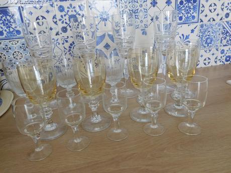 Sklenené poháre na nožičke, 