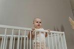 Ako zabrániť dieťaťu preliezť z postieľky?