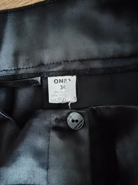 Saténové nohavice, 36