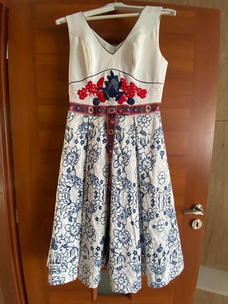Šaty s folklórnym vzorom, s