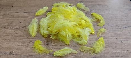 Dekoračné pierka - žlté 10 gramov,