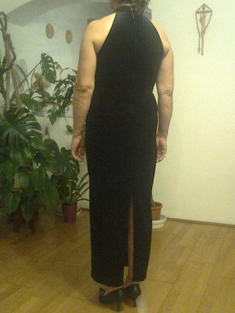 Šaty čierne zamatové s výšivkou v predu, s