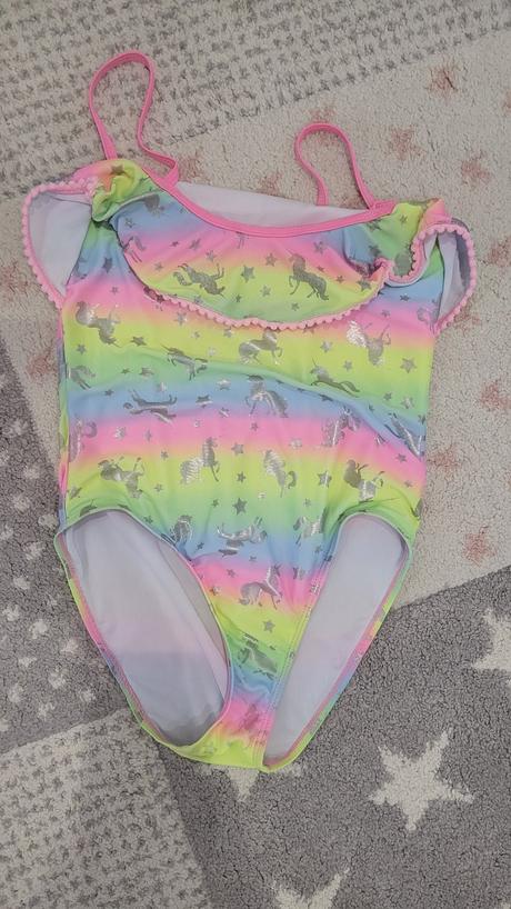 Dúhové plavky s koníkmi, 134