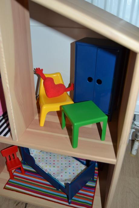 Drevený domček pre bábiky/nást.polica sozariadením,