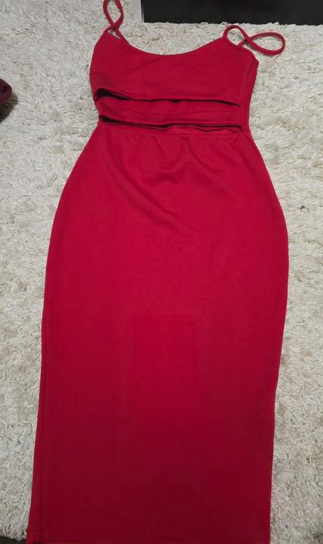 Červené šaty, s