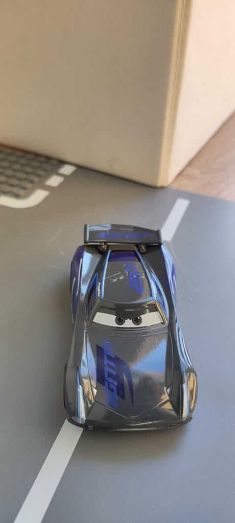 Cars séria mcqueen autá,