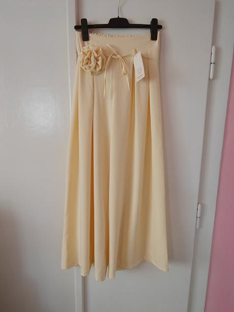 Dámske nohavice s ružou, 