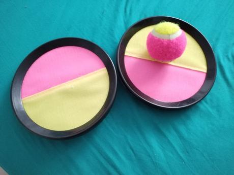 Hra na hadzanie a chytanie lopticky,