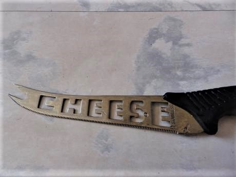 Nôž na rezanie syra,