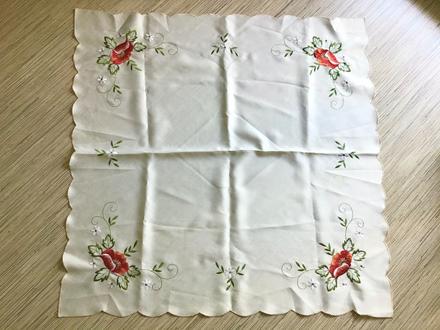 Krasny obrus s makmi,