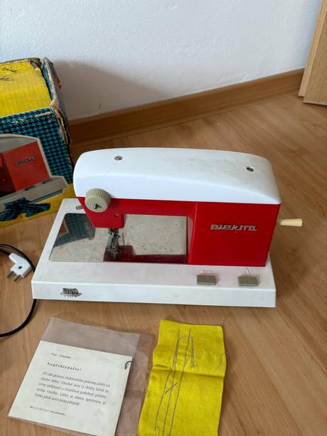 Starý retro detský šijací stroj - piko, 