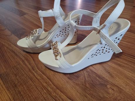Predám krásne extravagantné sandale, 40