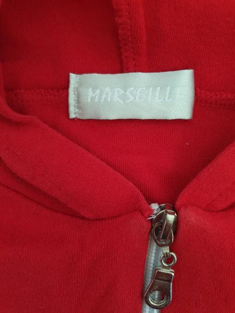 Černený sveter s kapucňou, s