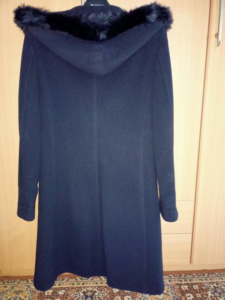 Čierny kabát s kapucňou a kožušinkou, 38