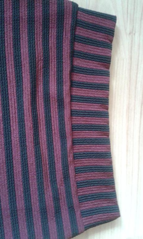 Vínovo-čierna pásiková strečová sukňa, s