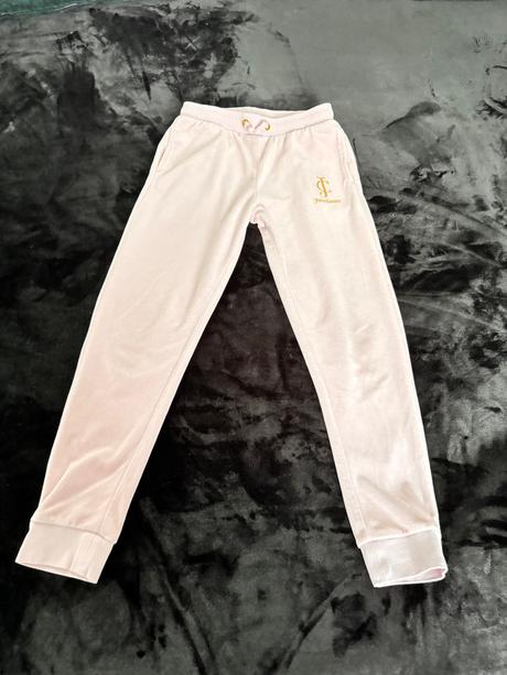 Dievčenské tepláky, 146