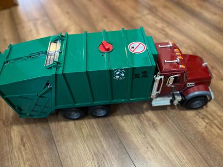 Bruder smetiarske auto, 
