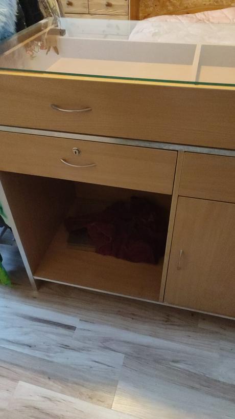 Stôl pult predajňa nábytok,