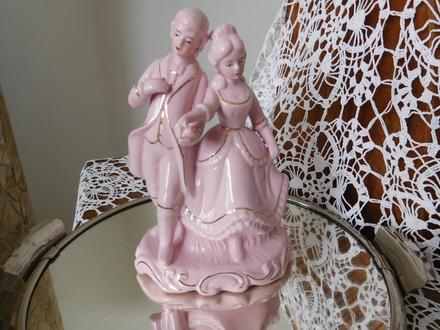 Dáma s pánom ružový porcelán soška, 