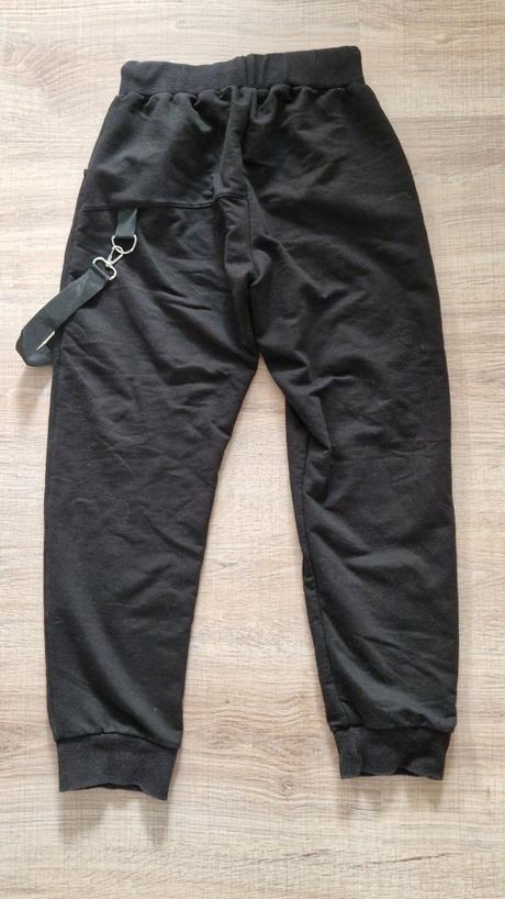 Cierne frajerske tepláky, 140