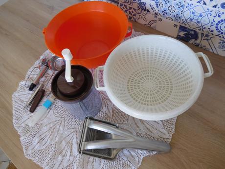 Ručný šľahač, plastové nadoby do kuchyne,, 