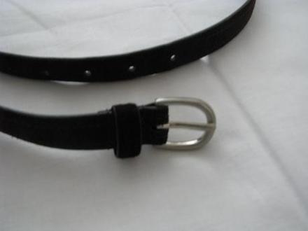 Tmavohnedy kozeny opasok,