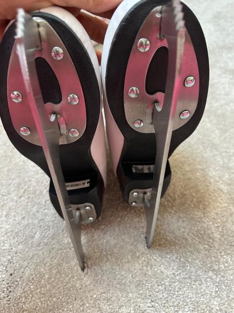 Dievčenské ľadové korčule, crowned,34