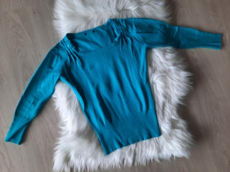 Sveter s ozdobnými gombíkmi, s