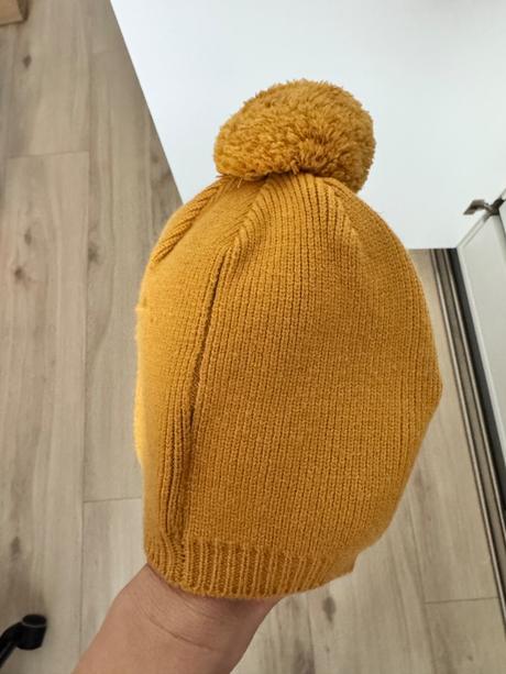 Čiapočka s brmbolcom, reserved,74