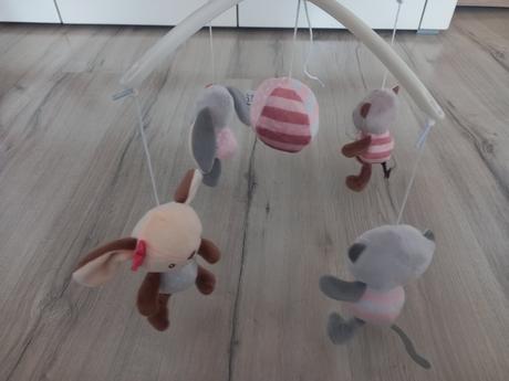 Krásny plyšový kolotoč nad postieľku, 