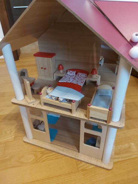 Drevený domček pre bábiky s príslušenstvom, 
