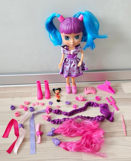 Bábika s meniteľnými copmi, 