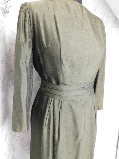 Brigitte pekne vintage šaty, 42